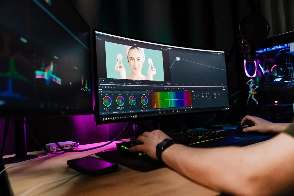Strih videa a úprava farieb v profesionálnom editovacom programe na širokouhlom monitore.